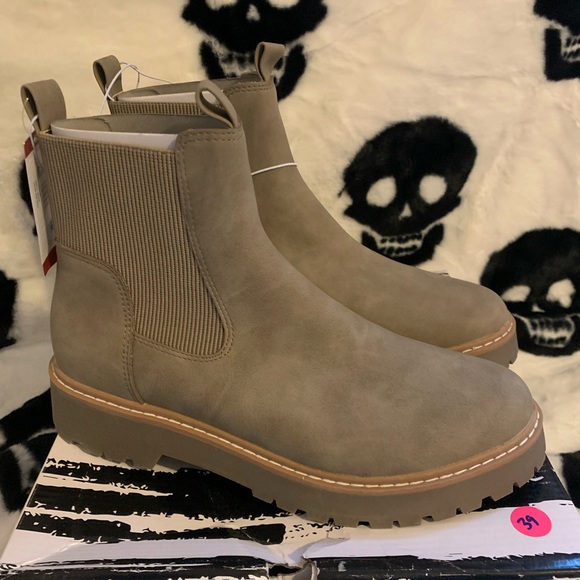 NWT DOLCE VITA CHELSEA BOOT
STYLLI LEIGHA
SIZE 10 - Picture 7 of 10